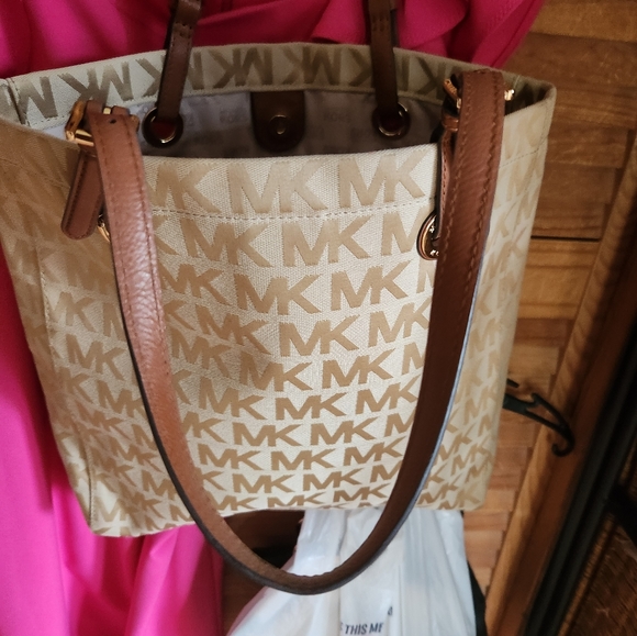 Large Michael Kors purse in excellent condition - Picture 2 of 3